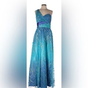 Cachet Size 12 Taylor Swift Elsa Vibe